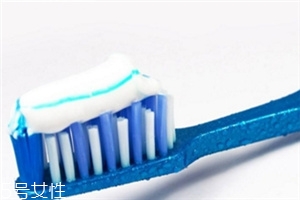 >牙膏过期了还能用吗 牙膏保质期一般多久