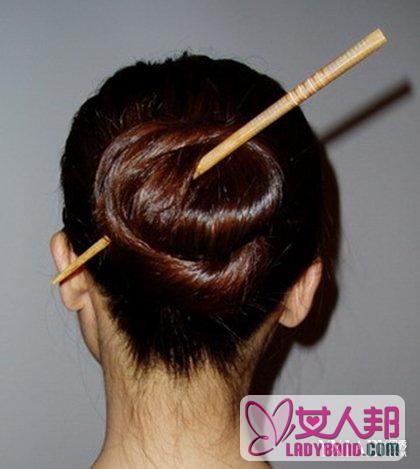 怎么用筷子扎头发 三种方法教你简单盘发