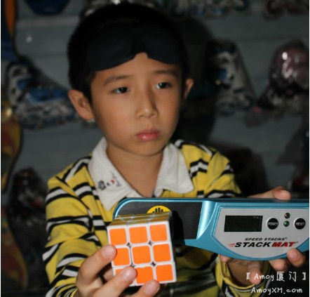 厦门八岁男童盲拧魔方 成功打破吉尼斯世界纪录
