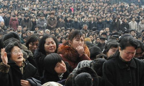 金日成葬礼 金正日葬礼民众痛哭现场 朝鲜领导人是家族世袭制吗?