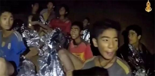 >泰国足球队被困洞穴 13人明日可出洞