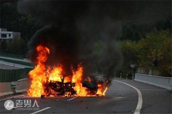 巴陕高速汽车翻车 副驾驶男子被卡座位不幸身亡
