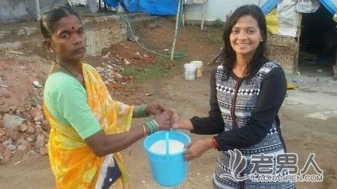 印度变“冰桶”为“米桶” 参与者需向贫民提供一桶米饭