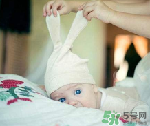 宝宝发烧是用热毛巾还是冷毛巾敷？宝宝发烧用什么毛巾敷？