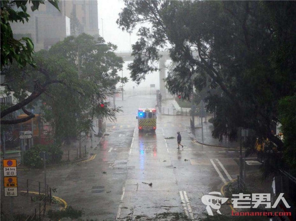 强台风山竹肆虐香港 海水倒灌居民建筑受损严重