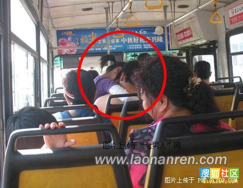 情侣在公交车上“公交”引发网友热议【图】