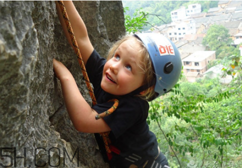 小孩攀岩的好处有哪些？户外活动对孩子的好处