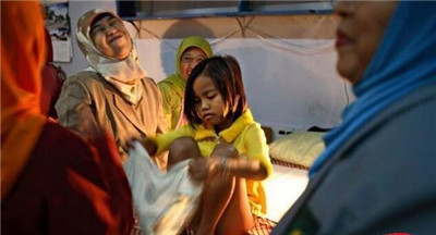印尼女孩割阴礼手术过程曝光 下身满是鲜血令人不忍直视（图）