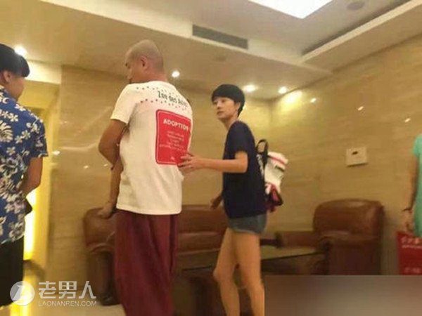 >文章光头抱女儿回家过中秋 营造好爸爸形象