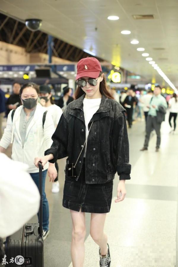 >唐嫣现身首都机场，一身黑色装扮更显惊艳！网友：怎么那么美？