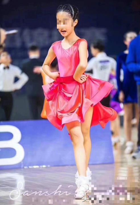 马伊琍9岁女儿舞蹈比赛夺冠，文章马伊俐台下观赛为女儿加油打气