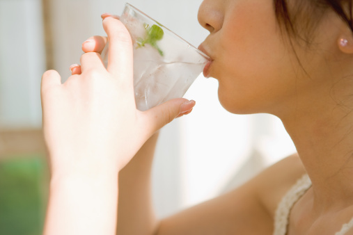 >抓准喝水时间 减肥排毒防疾病