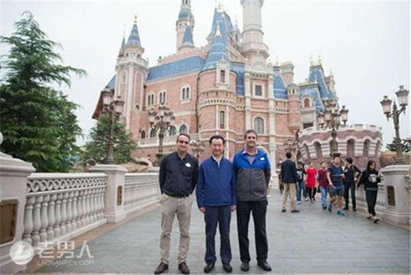 王健林参观迪士尼 曾称让其20年不盈利