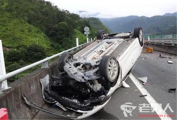 杭州发生翻车事故致3死9伤 事故现场惨不忍睹