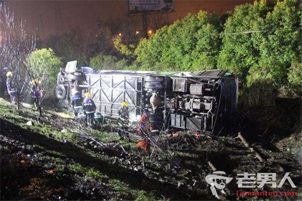 杭州发生翻车事故 车祸已致3人伤重死亡