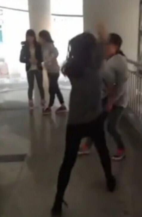 重庆女学生打架现场视频曝光手段极其残忍 重庆初中女生群殴视频