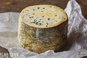 >蓝纹奶酪为什么这么臭 为什么蓝纹奶酪上的霉菌可以吃