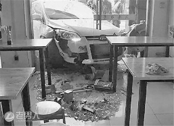>女司机撞进早餐店 巨大冲击致两名学生受伤