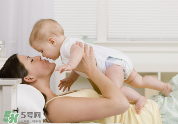宝宝发烧可以擦清凉油吗？宝宝发烧擦清凉油有副作用吗？