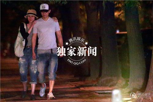 >夏雨袁泉结婚照 夏雨袁泉当街相拥走 情侣装夜晚会友破婚变传闻