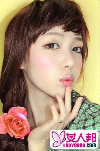 韩式甜美妆容 绯红双颊犹如花朵般鲜艳
