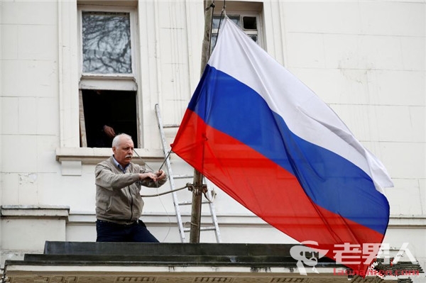俄驻英大使馆摘旗 英将驱逐23名俄罗斯外交官