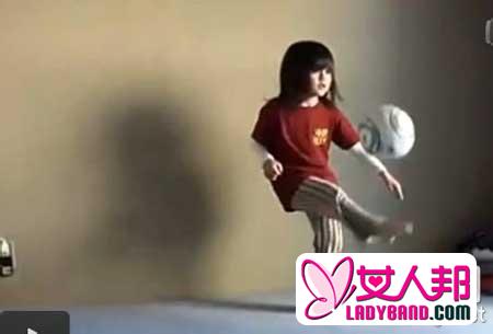 日本六岁超萌萝莉颠球照片视频爆红 神技堪比梅西