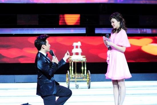 百克力求婚 《爱情传送带》相亲节目 百克力向张杨果而求婚