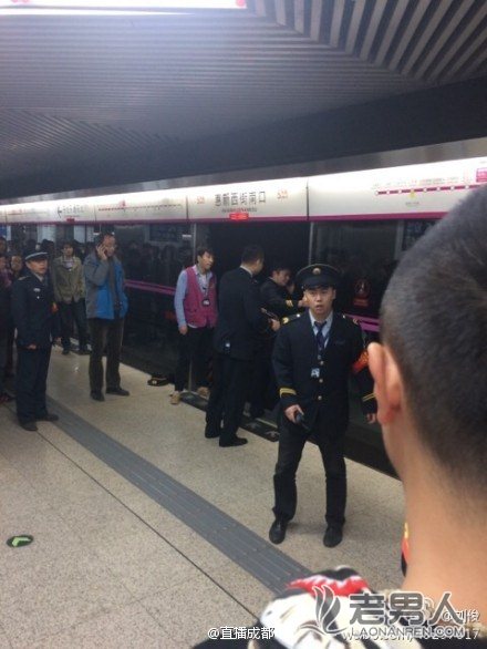 >女子被地铁安全门夹住地铁启动掉下站台 抢救无效死亡（图）