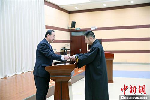 黄志丽法官工作室 新疆首家以个人命名的法官工作室在兵团挂牌成立