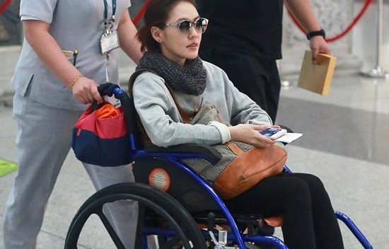 >小s坐轮椅被护送 自称：华人界坐轮椅最美女明星