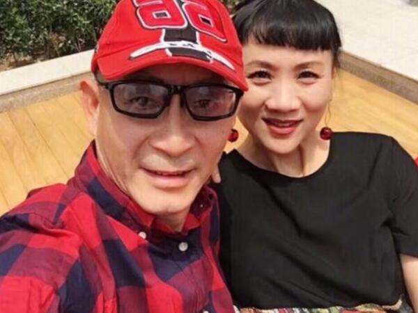 >六小龄童庆结婚29周年 2人打扮新潮看上去十分显年轻