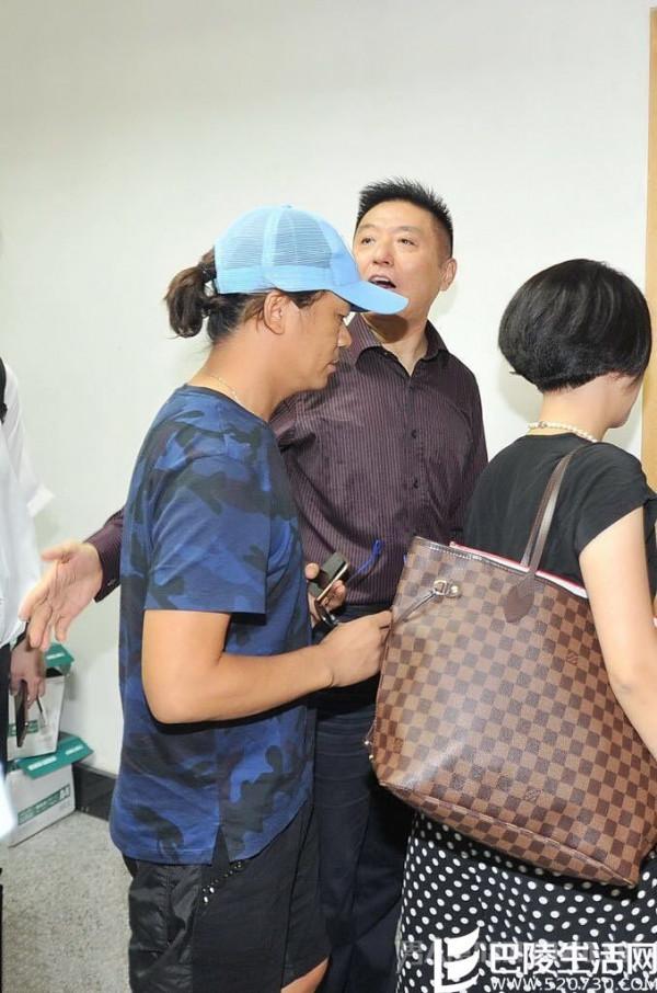 王宝强蓝色棒球帽现身北京朝阳法院 正式起诉离婚