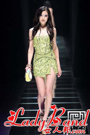 >北京Versace 2010春夏T台秀 美服赏不尽