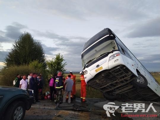 青海大巴货车相撞 造成1人死亡11人受伤
