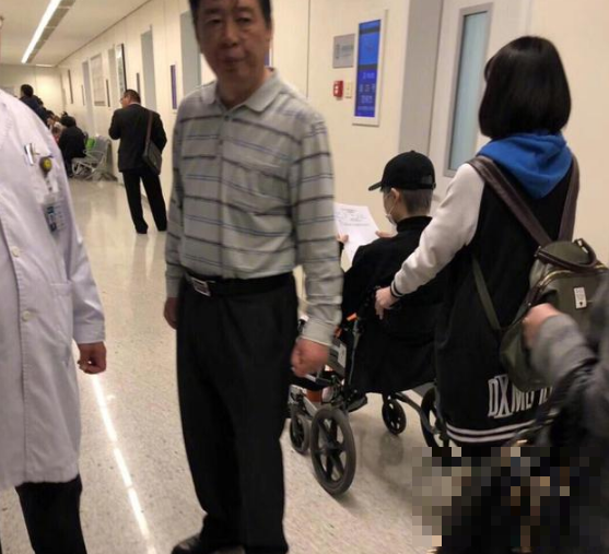 >网友在医院偶遇李宇春坐轮椅是怎么回事？李宇春为什么坐轮椅