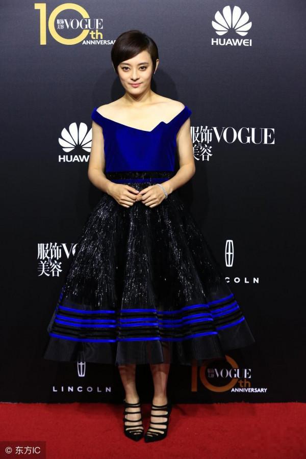 >孙俪，身着蓝色黑色拼接裙出席上海Vogue十周年盛典