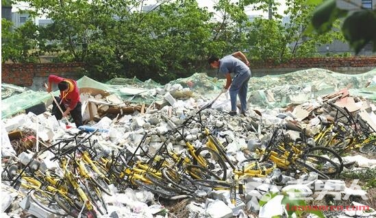 上百辆共享单车遭活埋 挖掘出的单车已严重受损