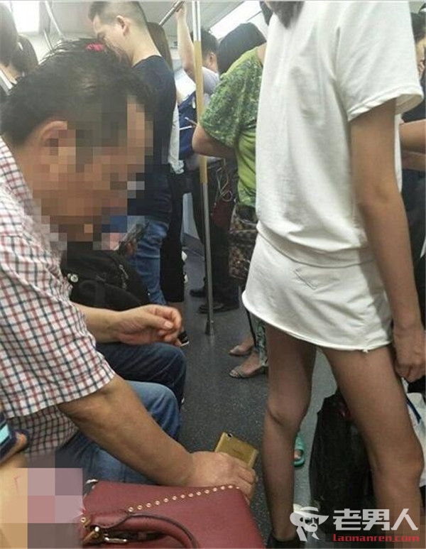 >曝武汉地铁恶心男 将手机对准女子裙底拍私密部位