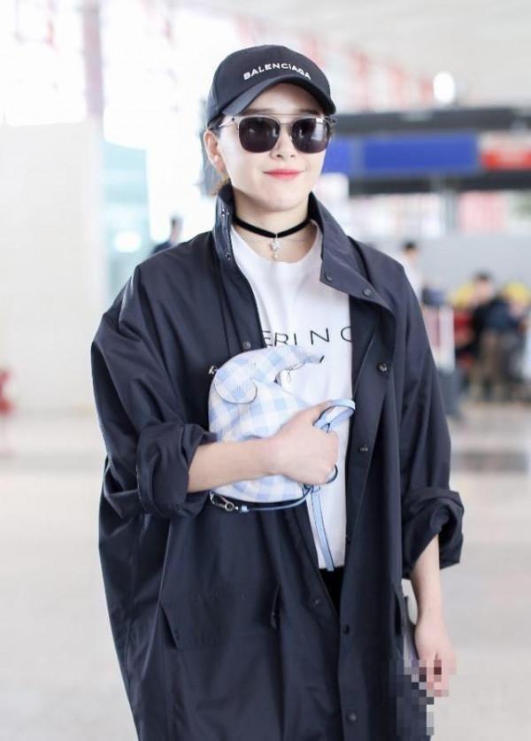 >阚清子现身北京机场,一身黑色潮装超酷,包包亮了!