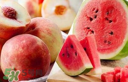 桃子和西瓜一起吃会中毒吗？桃子和西瓜能一起吃吗？