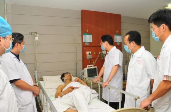 于立新南方医院 国内首例高龄肝肾联合移植在广东南方医院获成功