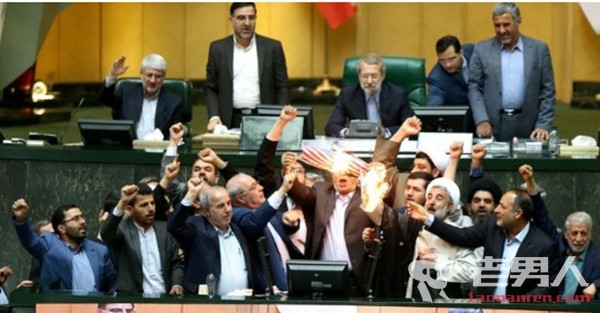 >伊朗议员烧美国旗并高喊：美国去死