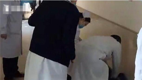 25岁女医生跳上了担架 大胆抢救过程被曝光