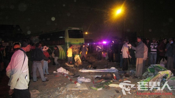 越南发生严重交通事故 迎亲车与卡车相撞致14人死亡