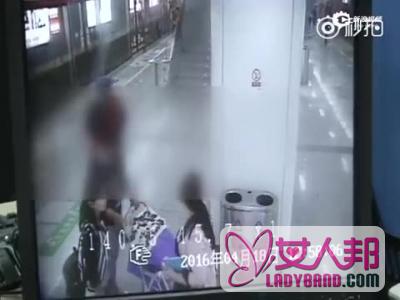 杭州地铁1号线女子ipad被碰掉推翻婴儿车 都是妈妈为何向婴儿下手？(图)