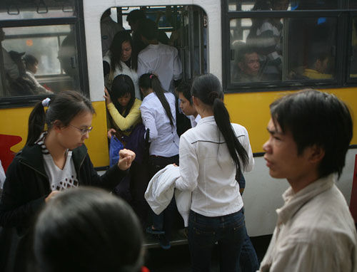 >越南胡志明市将在每个公共汽车上安装3个摄像头防性骚扰