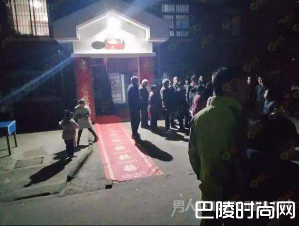 新婚之夜前男友来送礼 楼下用高音喇叭喊“还钱”