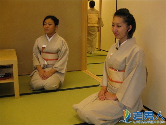 日本女人为什么总爱跪着