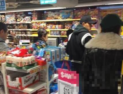 >杨幂刘恺威逛超市 两人在玩具区逗留准备给小糯米买礼物